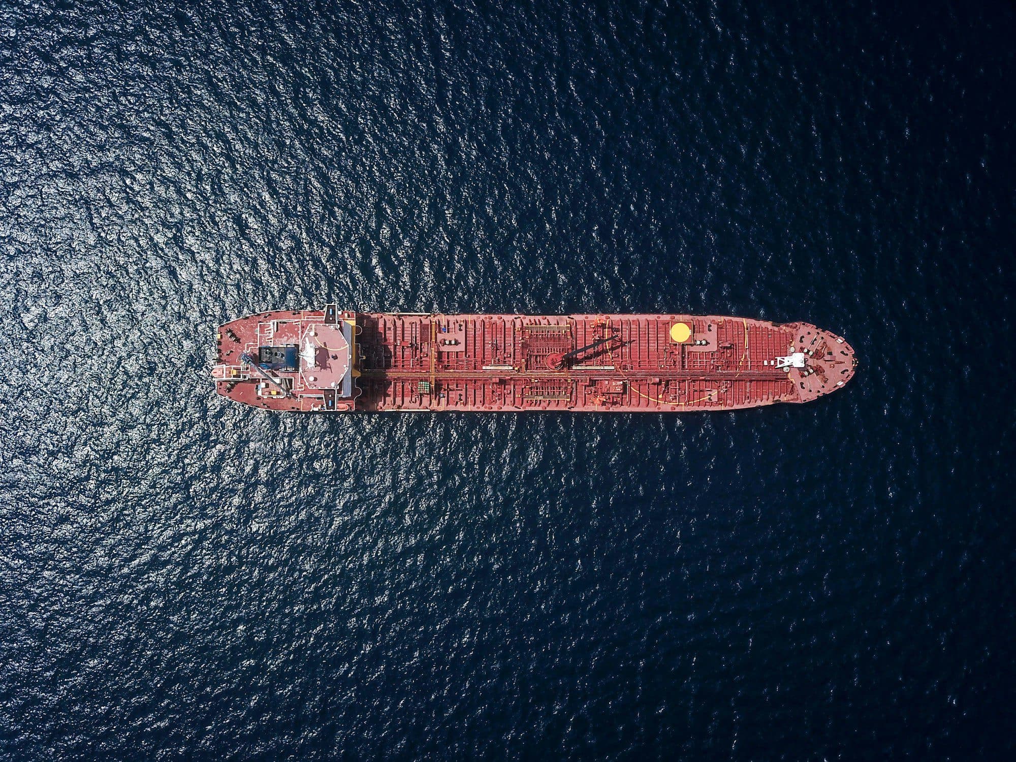 Vista aérea de navio-tanque em mar profundo